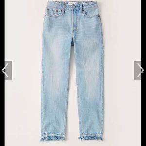 ABERCROMBIE CURVE LOVE HIGH RISE MOM JEAN